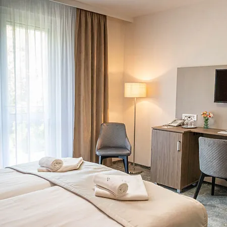 Crystal ホテル ハイデゥソボスロー